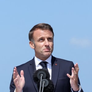 Le président français, Emmanuel Macron et le roi Charles III d'Angleterre accompagné de la première dame, Brigitte Macron et la Camilla Parker Bowles, reine consort d'Angleterre lors de la cérémonie franco-britannique au mémorial de Ver-sur-mer, lors du 80e anniversaire du débarquement, le 6 juin 2024. © Stéphane Lemouton/Bestimage 