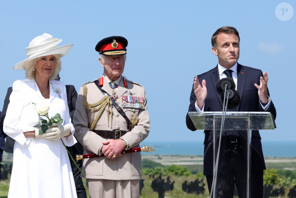 Le président français, Emmanuel Macron et le roi Charles III d'Angleterre accompagné de la première dame, Brigitte Macron et la Camilla Parker Bowles, reine consort d'Angleterre lors de la cérémonie franco-britannique au mémorial de Ver-sur-mer, lors du 80e anniversaire du débarquement, le 6 juin 2024. © Stéphane Lemouton/Bestimage 