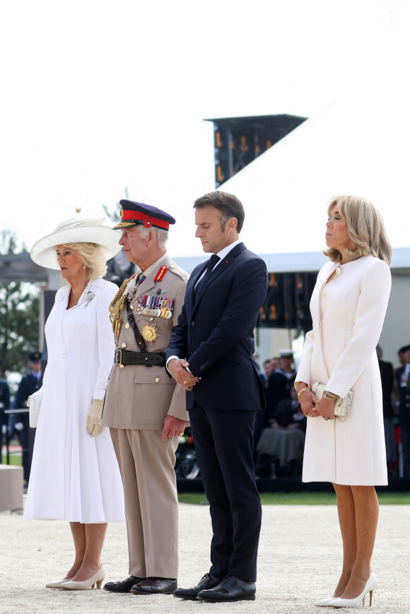 Le président français, Emmanuel Macron et le roi Charles III d'Angleterre accompagné de la première dame, Brigitte Macron et la Camilla Parker Bowles, reine consort d'Angleterre lors de la cérémonie franco-britannique au mémorial de Ver-sur-mer, lors du 80e anniversaire du débarquement, le 6 juin 2024. © Stéphane Lemouton/Bestimage