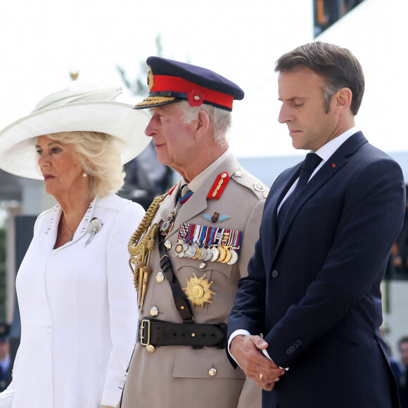 Le président français, Emmanuel Macron et le roi Charles III d'Angleterre accompagné de la première dame, Brigitte Macron et la Camilla Parker Bowles, reine consort d'Angleterre lors de la cérémonie franco-britannique au mémorial de Ver-sur-mer, lors du 80e anniversaire du débarquement, le 6 juin 2024. © Stéphane Lemouton/Bestimage