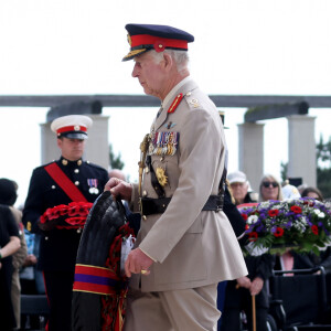 Le président français, Emmanuel Macron et le roi Charles III d'Angleterre accompagné de la première dame, Brigitte Macron et la Camilla Parker Bowles, reine consort d'Angleterre lors de la cérémonie franco-britannique au mémorial de Ver-sur-mer, lors du 80e anniversaire du débarquement, le 6 juin 2024. © Stéphane Lemouton/Bestimage