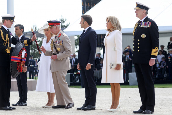 Le président français, Emmanuel Macron et le roi Charles III d'Angleterre accompagné de la première dame, Brigitte Macron et la Camilla Parker Bowles, reine consort d'Angleterre lors de la cérémonie franco-britannique au mémorial de Ver-sur-mer, lors du 80e anniversaire du débarquement, le 6 juin 2024. © Stéphane Lemouton/Bestimage