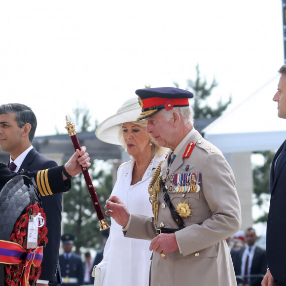 Le président français, Emmanuel Macron et le roi Charles III d'Angleterre accompagné de la première dame, Brigitte Macron et la Camilla Parker Bowles, reine consort d'Angleterre lors de la cérémonie franco-britannique au mémorial de Ver-sur-mer, lors du 80e anniversaire du débarquement, le 6 juin 2024. © Stéphane Lemouton/Bestimage