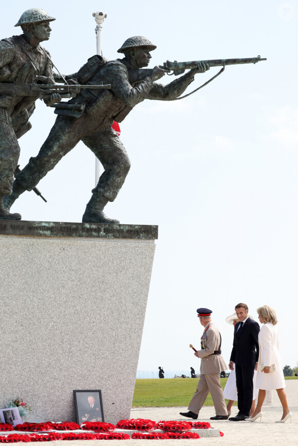 Le président français, Emmanuel Macron et le roi Charles III d'Angleterre accompagné de la première dame, Brigitte Macron et la Camilla Parker Bowles, reine consort d'Angleterre lors de la cérémonie franco-britannique au mémorial de Ver-sur-mer, lors du 80e anniversaire du débarquement, le 6 juin 2024. © Stéphane Lemouton/Bestimage 