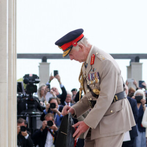 Le souverain britannique a prononcé un discours en français pour l'occasion
Le président français, Emmanuel Macron et le roi Charles III d'Angleterre accompagné de la première dame, Brigitte Macron et la Camilla Parker Bowles, reine consort d'Angleterre lors de la cérémonie franco-britannique au mémorial de Ver-sur-mer, lors du 80e anniversaire du débarquement, le 6 juin 2024. © Stéphane Lemouton/Bestimage 