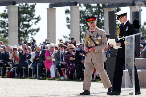 Le roi d'Angleterre était vêtu pour l'occasion d'un uniforme militaire sur lequel figuraient de nombreuses médailles et décorations
Le président français, Emmanuel Macron et le roi Charles III d'Angleterre accompagné de la première dame, Brigitte Macron et la Camilla Parker Bowles, reine consort d'Angleterre lors de la cérémonie franco-britannique au mémorial de Ver-sur-mer, lors du 80e anniversaire du débarquement, le 6 juin 2024. © Stéphane Lemouton/Bestimage 