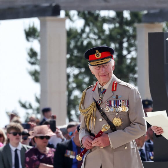 Le roi d'Angleterre était vêtu pour l'occasion d'un uniforme militaire sur lequel figuraient de nombreuses médailles et décorations
Le président français, Emmanuel Macron et le roi Charles III d'Angleterre accompagné de la première dame, Brigitte Macron et la Camilla Parker Bowles, reine consort d'Angleterre lors de la cérémonie franco-britannique au mémorial de Ver-sur-mer, lors du 80e anniversaire du débarquement, le 6 juin 2024. © Stéphane Lemouton/Bestimage 