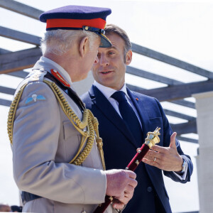 Le roi Charles III d'Angleterre, Emmanuel Macron, président de la République française lors de la cérémonie franco-britannique au mémorial britannique de Ver-sur-mer, France, le 6 juin 2024, lors du 80ème anniversaire du débarquement. © Ian Vogler/MirrorPix/Bestimage 