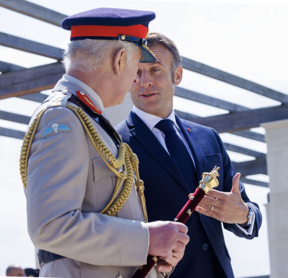 Le roi Charles III d'Angleterre, Emmanuel Macron, président de la République française lors de la cérémonie franco-britannique au mémorial britannique de Ver-sur-mer, France, le 6 juin 2024, lors du 80ème anniversaire du débarquement. © Ian Vogler/MirrorPix/Bestimage 