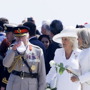 Le roi Charles III d'Angleterre, Emmanuel Macron, président de la République française, Camilla Parker Bowles, reine consort d'Angleterre et Brigitte Macron, Première Dame française lors de la cérémonie franco-britannique au mémorial britannique de Ver-sur-mer, France, le 6 juin 2024, lors du 80ème anniversaire du débarquement. © Ian Vogler/MirrorPix/Bestimage 