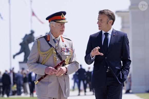 Le roi Charles III d'Angleterre, Emmanuel Macron, président de la République française lors de la cérémonie franco-britannique au mémorial britannique de Ver-sur-mer, France, le 6 juin 2024, lors du 80ème anniversaire du débarquement. © Ian Vogler/MirrorPix/Bestimage 