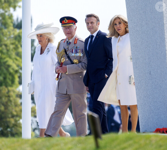 Le roi Charles III d'Angleterre, Emmanuel Macron, président de la République française, Camilla Parker Bowles, reine consort d'Angleterre et Brigitte Macron, Première Dame française lors de la cérémonie franco-britannique au mémorial britannique de Ver-sur-mer, France, le 6 juin 2024, lors du 80ème anniversaire du débarquement. © Ian Vogler/MirrorPix/Bestimage 