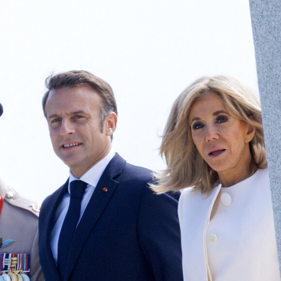 Le roi Charles III d'Angleterre, Emmanuel Macron, président de la République française, Camilla Parker Bowles, reine consort d'Angleterre et Brigitte Macron, Première Dame française lors de la cérémonie franco-britannique au mémorial britannique de Ver-sur-mer, France, le 6 juin 2024, lors du 80ème anniversaire du débarquement. © Ian Vogler/MirrorPix/Bestimage 