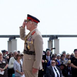 Le président français, Emmanuel Macron et le Roi Charles III d'Angleterre accompagné de la première dame, Brigitte Macron et la Reine Camilla lors de la cérémonie franco-britannique au mémorial de Ver-sur-mer, lors du 80e anniversaire du débarquement, le 6 juin 2024. © Stéphane Lemouton / Bestimage 