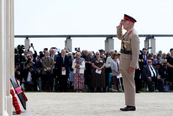 Le président français, Emmanuel Macron et le Roi Charles III d'Angleterre accompagné de la première dame, Brigitte Macron et la Reine Camilla lors de la cérémonie franco-britannique au mémorial de Ver-sur-mer, lors du 80e anniversaire du débarquement, le 6 juin 2024. © Stéphane Lemouton / Bestimage 