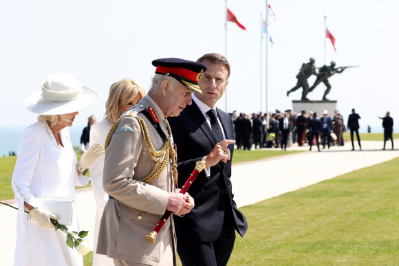 Le président français, Emmanuel Macron et le Roi Charles III d'Angleterre accompagné de la première dame, Brigitte Macron et la Reine Camilla lors de la cérémonie franco-britannique au mémorial de Ver-sur-mer, lors du 80e anniversaire du débarquement, le 6 juin 2024. © Stéphane Lemouton / Bestimage 