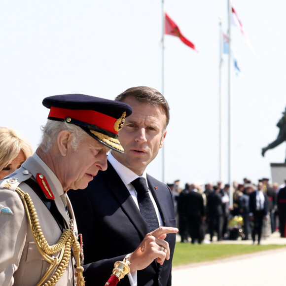 Le président français, Emmanuel Macron et le Roi Charles III d'Angleterre accompagné de la première dame, Brigitte Macron et la Reine Camilla lors de la cérémonie franco-britannique au mémorial de Ver-sur-mer, lors du 80e anniversaire du débarquement, le 6 juin 2024. © Stéphane Lemouton / Bestimage 