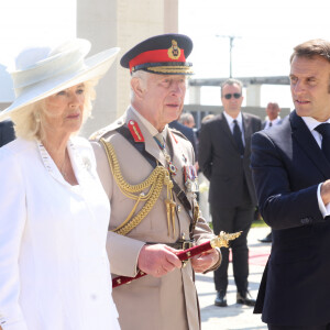 La reine consort Camilla Parker Bowles et le roi Charles III d'Angleterre, Emmanuel Macron - Commémorations du 80ème anniversaire du débarquement en Normandie lors de la Seconde Guerre Mondiale au cimetière, British Normandy Memorial. Le 6 juin 2024 © Ian Vogler / Pool MirrorPix / Bestimage 