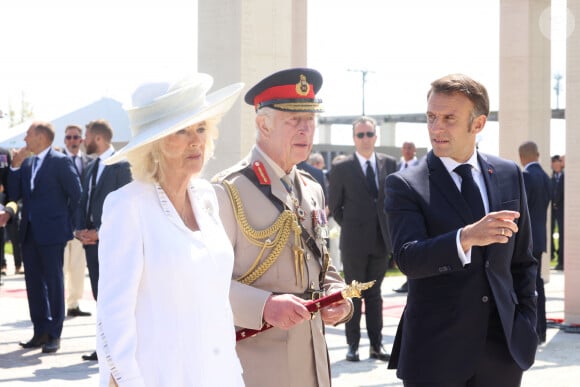 La reine consort Camilla Parker Bowles et le roi Charles III d'Angleterre, Emmanuel Macron - Commémorations du 80ème anniversaire du débarquement en Normandie lors de la Seconde Guerre Mondiale au cimetière, British Normandy Memorial. Le 6 juin 2024 © Ian Vogler / Pool MirrorPix / Bestimage 