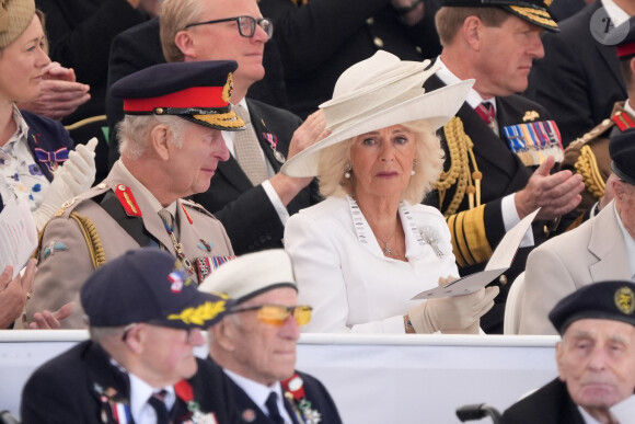 Le roi Charles III d'Angleterre et la reine consort d'Angleterre Camilla Parker Bowles - Commémorations du 80ème anniversaire du débarquement en Normandie lors de la Seconde Guerre Mondiale, au British Normandy Memorial. Le 6 juin 2024 © Pool MirrorPix / Bestimage 