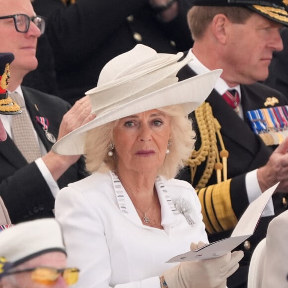 Le roi Charles III d'Angleterre et la reine consort d'Angleterre Camilla Parker Bowles - Commémorations du 80ème anniversaire du débarquement en Normandie lors de la Seconde Guerre Mondiale, au British Normandy Memorial. Le 6 juin 2024 © Pool MirrorPix / Bestimage 