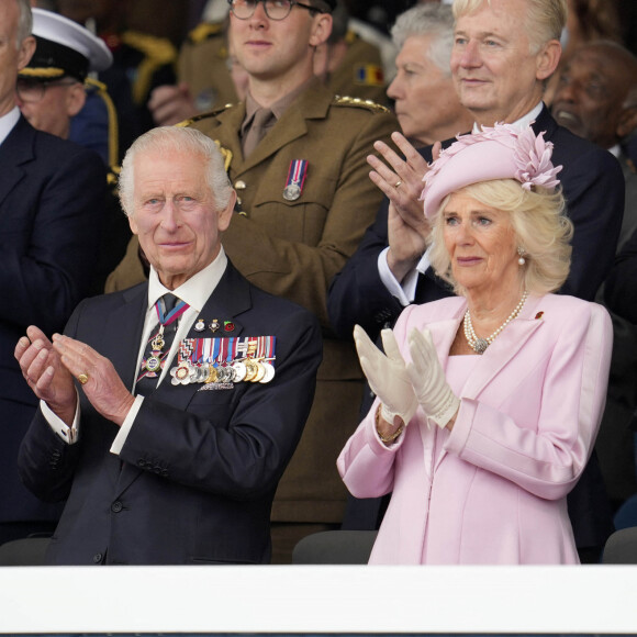 Le trio formé par le roi Charles, la reine Camilla et le prince William a fait forte impression
Le prince William de Galles, le roi Charles III d'Angleterre et la reine consort Camilla Parker Bowles - La famille royale d'Angleterre lors des commémorations du 80ème anniversaire du débarquement (D-Day) à Portsmouth. Le 5 juin 2024 © Kin Cheung / Mirrorpix / Bestimage