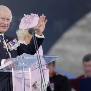 Le roi Charles III d'Angleterre et la reine consort Camilla Parker Bowles - La famille royale d'Angleterre lors des commémorations du 80ème anniversaire du débarquement (D-Day) à Portsmouth. Le 5 juin 2024 © Kin Cheung / Mirrorpix / Bestimage