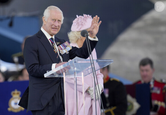 Le roi Charles III d'Angleterre et la reine consort Camilla Parker Bowles - La famille royale d'Angleterre lors des commémorations du 80ème anniversaire du débarquement (D-Day) à Portsmouth. Le 5 juin 2024 © Kin Cheung / Mirrorpix / Bestimage