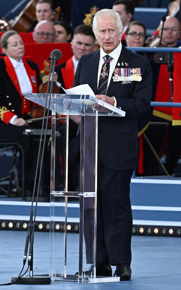 Le roi Charles III d'Angleterre - La famille royale d'Angleterre lors des commémorations du 80ème anniversaire du débarquement (D-Day) à Portsmouth. Le 5 juin 2024 © Dylan Martinez / Pool / Bestimage