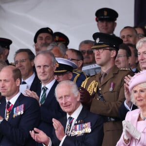 Le prince William de Galles, le roi Charles III d'Angleterre et la reine consort Camilla Parker Bowles, le Premier ministre britannique Rishi Sunak - La famille royale d'Angleterre lors des commémorations du 80ème anniversaire du débarquement (D-Day) à Portsmouth. Le 5 juin 2024 © Tim Merry / Mirrorpix / Bestimage