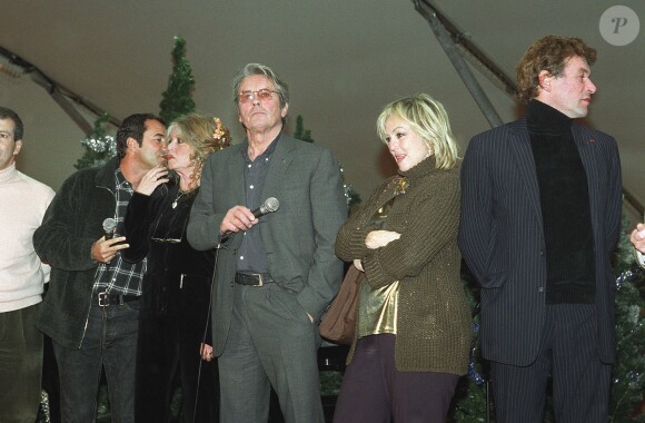 Alain Delon, Bernard Montiel et Brigitte Bardot - Noël des animaux sous le parrainage de Brigitte Bardot le 17 décembre 2001