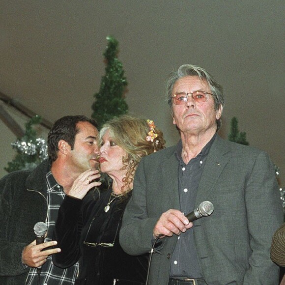 Alain Delon, Bernard Montiel et Brigitte Bardot - Noël des animaux sous le parrainage de Brigitte Bardot le 17 décembre 2001