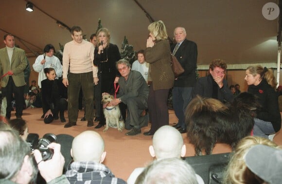 Alain Delon, Bernard Montiel et Brigitte Bardot - Noël des animaux sous le parrainage de Brigitte Bardot le 17 décembre 2001