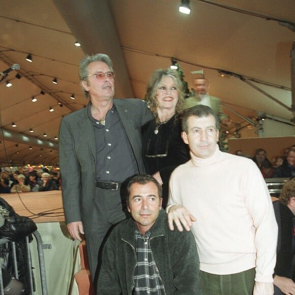 "Non seulement je pense à lui mais je pense que malheureusement, il est très très mal entouré. Je pense qu'il aurait besoin de beaucoup d'amour, de compréhension et de tendresse"
Alain Delon, Bernard Montiel et Brigitte Bardot - Noël des animaux sous le parrainage de Brigitte Bardot le 17 décembre 2001