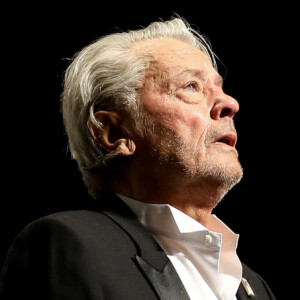Alain Delon est atteint d'un cancer, une maladie qu'il a dû gérer en plus de nombreuses tensions entre ses enfants
Alain Delon (avec un badge Paris Match d'une ancienne couverture du magazine titrant "Alain Delon, mes deux amours, Rosalie et Anouchka) - Remise de la Palme d'Honneur à Alain Delon lors du 72ème Festival International du Film de Cannes. © Jacovides-Moreau / Bestimage 