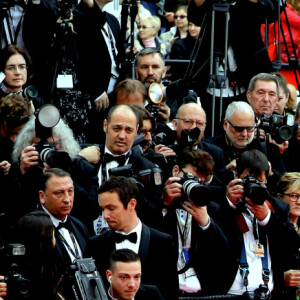 Alain Delon (avec un badge Paris Match d'une ancienne couverture du magazine titrant "Alain Delon, mes deux amours, Rosalie et Anouchka) - Montée des marches du film "A Hidden Life" lors du 72ème Festival International du Film de Cannes. Le 19 mai 2019 © Jacovides-Moreau / Bestimage 