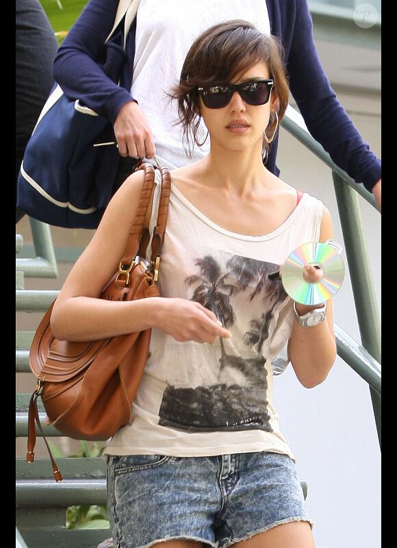 En l'absence de sa fille, Jessica Alba s'offre une petite virée shopping, samedi 20 mars, dans les rues de Los Angeles.