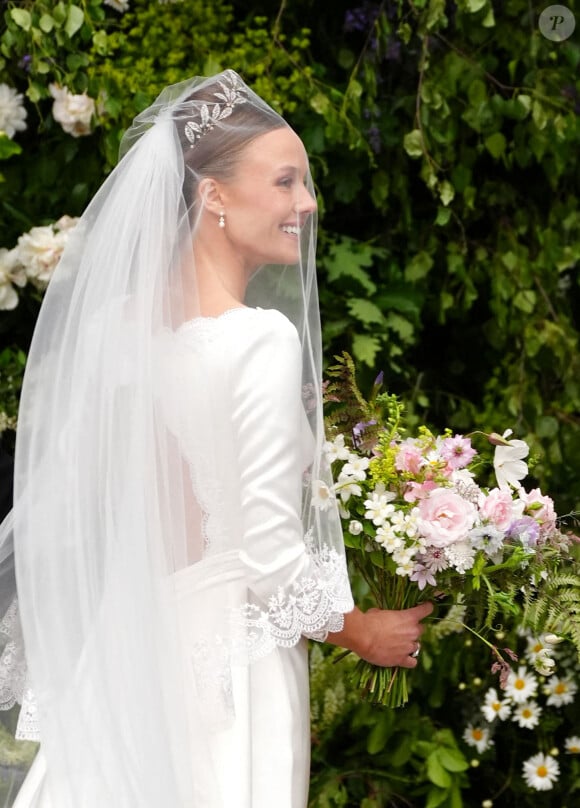 Ce vendredi 7 juin, le jeune homme épousait Olivia Henson, une roturière de 30 ans, qui est apparue dans une magnifique robe de mariée.
Olivia Henson arrive à la cathédrale de Chester pour son mariage avec Hugh Grosvenor, le duc de Westminster. Peter Byrne/PA Wire.