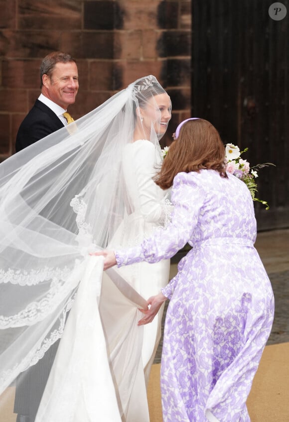 Olivia Henson arrive à la cathédrale de Chester pour son mariage avec Hugh Grosvenor, le duc de Westminster. Peter Byrne/PA Wire.