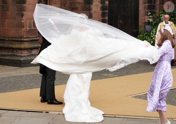 Olivia Henson arrive à la cathédrale de Chester pour son mariage avec Hugh Grosvenor, le duc de Westminster. Peter Byrne/PA Wire.