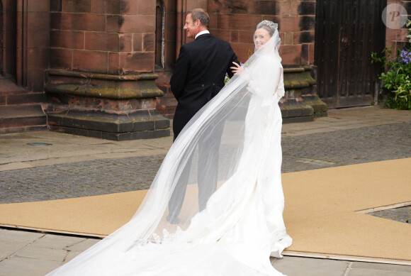 Olivia Henson arrive à la cathédrale de Chester pour son mariage avec Hugh Grosvenor, le duc de Westminster. Peter Byrne/PA Wire.