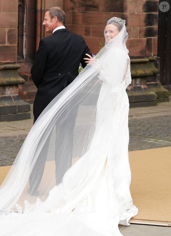 Olivia Henson arrive à la cathédrale de Chester pour son mariage avec Hugh Grosvenor, le duc de Westminster. Peter Byrne/PA Wire.