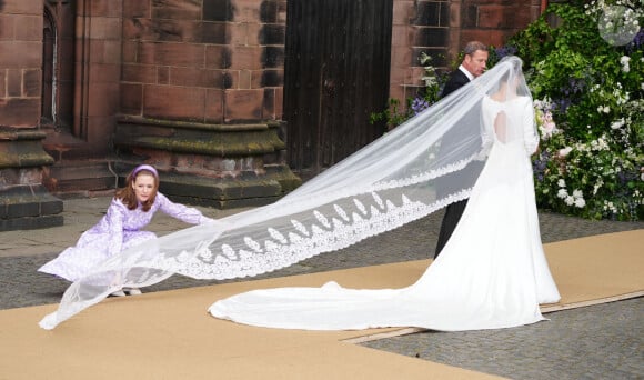 Olivia Henson arrive à la cathédrale de Chester pour son mariage avec Hugh Grosvenor, le duc de Westminster. Peter Byrne/PA Wire.