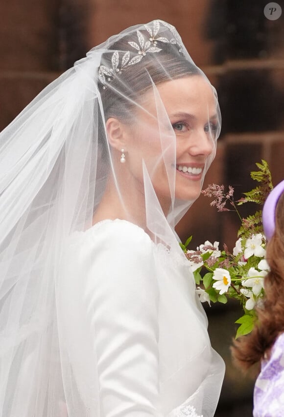 Olivia Henson arrive à la cathédrale de Chester pour son mariage avec Hugh Grosvenor, le duc de Westminster. Peter Byrne/PA Wire.