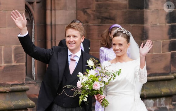 Olivia Henson et Hugh Grosvenor, le duc de Westminster, quittent la cathédrale de Chester après leur mariage, le 7 juin 2024. Peter Byrne/PA Wire/ABACAPRESS.COM