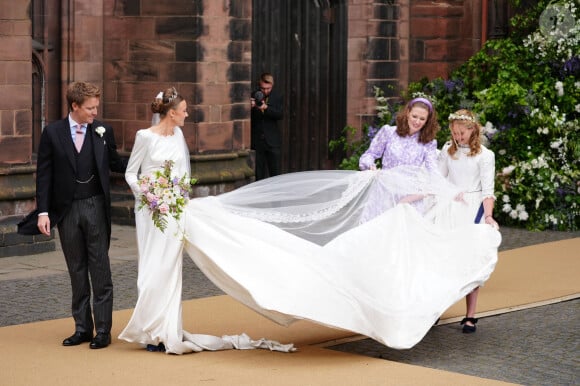 Olivia Henson et Hugh Grosvenor, le duc de Westminster, quittent la cathédrale de Chester après leur mariage, le 7 juin 2024. Peter Byrne/PA Wire/ABACAPRESS.COM