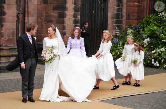 Olivia Henson et Hugh Grosvenor, le duc de Westminster, quittent la cathédrale de Chester après leur mariage, le 7 juin 2024. Peter Byrne/PA Wire/ABACAPRESS.COM