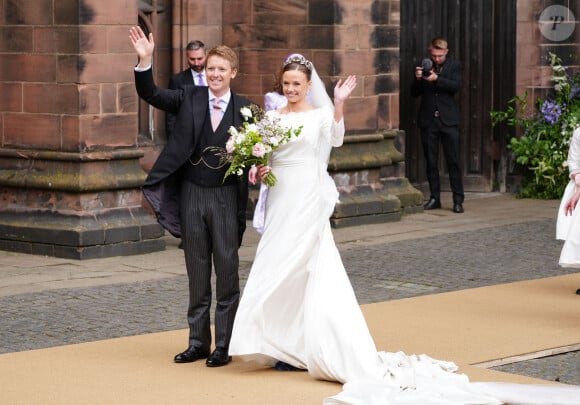 Olivia Henson et Hugh Grosvenor, le duc de Westminster, quittent la cathédrale de Chester après leur mariage, le 7 juin 2024. Peter Byrne/PA Wire/ABACAPRESS.COM