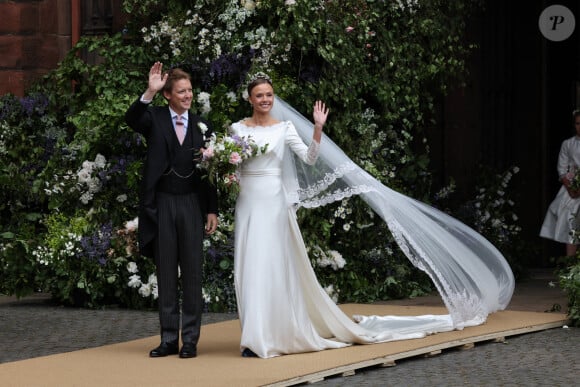 Olivia Henson et Hugh Grosvenor, le duc de Westminster, quittent la cathédrale de Chester après leur mariage, le 7 juin 2024. Peter Byrne/PA Wire/ABACAPRESS.COM