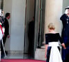 Jill Biden avait également une robe très élégante. 
Brigitte Macron et son mari Emmanuel, Joe Biden et sa femme Jill - Dîner d'état en l'honneur du président des Etats-Unis et sa femme au palais de l'Elysée à Paris, à l'occasion de leur visite officielle en France. Le 8 juin 2024 © Jacovides-Moreau / Bestimage 